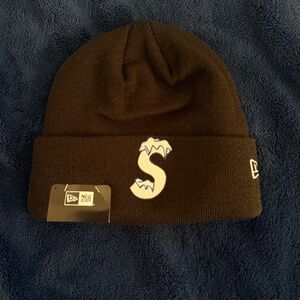 ‼️🔥 Supreme x New Era Box Logo Beanie – Black (S Logo Edition) 🔥